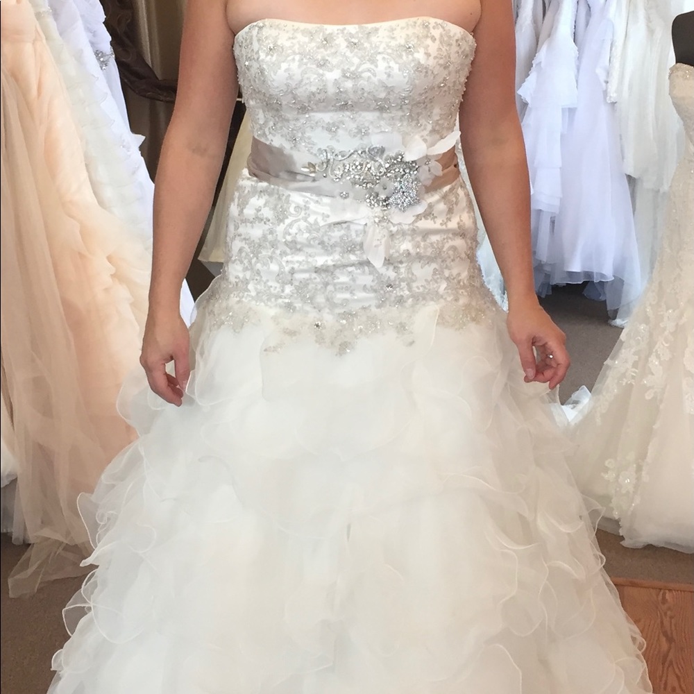 oleg cassini organza ruffle skirt wedding dress Petite Organza Ruffle Skirt Ivory Wedding Dress OLEG CASSINI 7CWG568 Size 6